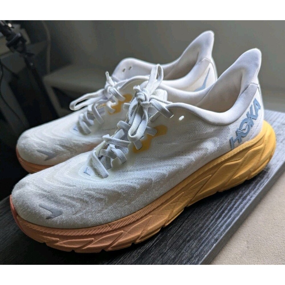 Women's Hoka Arahi 6 Wide Athletic Shoes *Great Condition* Size 8 D Light Gray